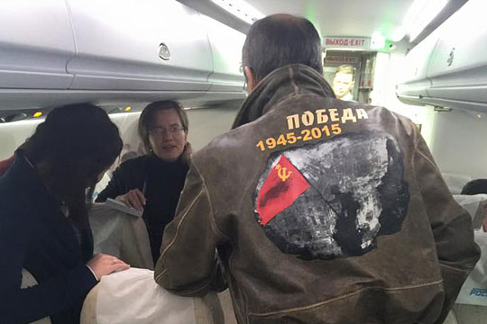Опубликовано фото Лаврова в куртке с патриотическим принтом