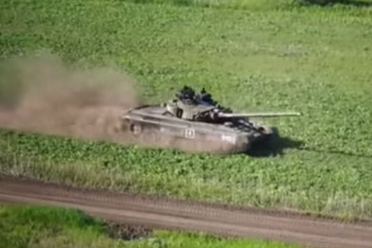 Ополченцы устроили гонки Т-72 и трофейного «Булата»