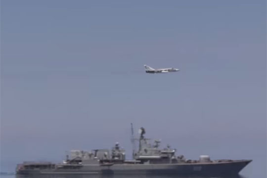 Американские моряки засняли пролет российского Су-24 над флагманом украинского флота