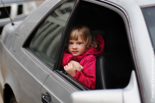 Против женщины в Петербурге возбудили дело за оставление детей в машине