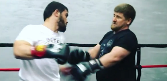 Кадырову на тренировке по боксу сломали ребро
