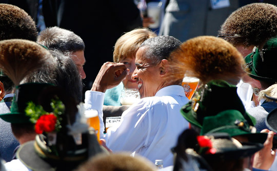 Меркель встретила Обаму пивом и сосисками