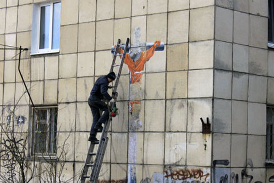 На автора граффити с «распятым Гагариным» в Перми завели дело