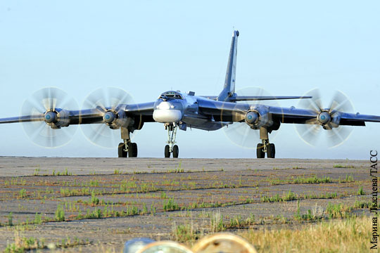 Бомбардировщик Ту-95 выкатился за пределы ВПП в Амурской области