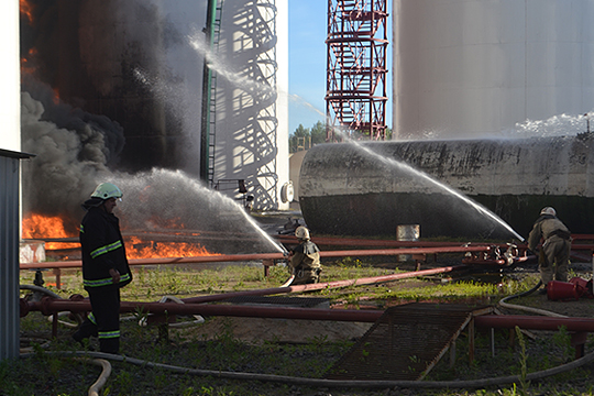 На нефтебазе под Киевом усилился пожар