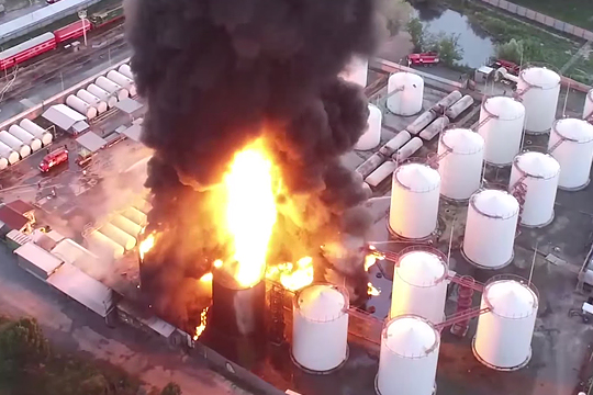 В МВД Украины назвали возможные причины пожара на нефтебазе под Киевом