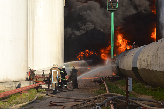 Пожар на нефтебазе под Киевом угрожает военным объектам