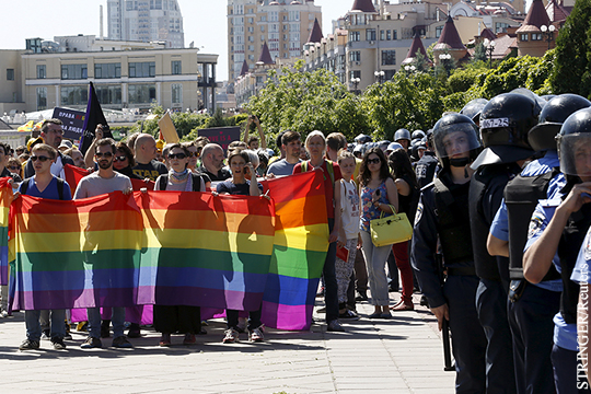 Посол России удивился молчанию Лондона о нападении на геев в Киеве