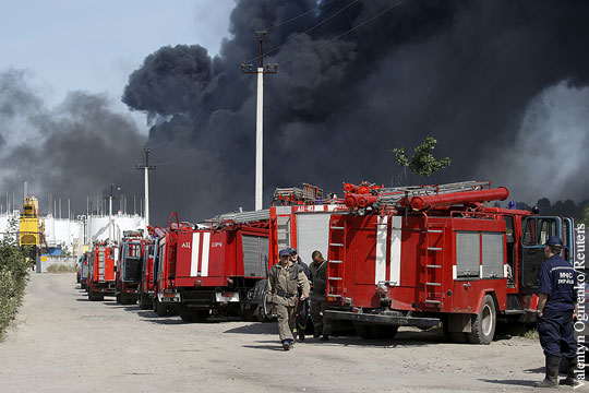 Для тушения пожара на нефтебазе под Киевом решено привлечь танки