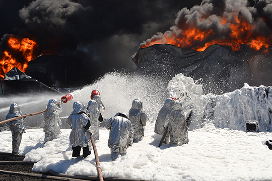 СМИ: Огонь на нефтебазе под Киевом снова разгорелся