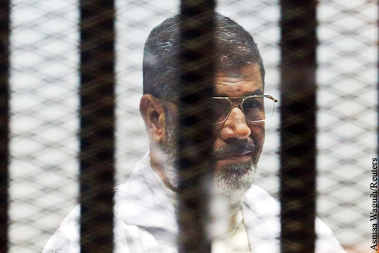 Экс-президента Египта переодели в робу смертника