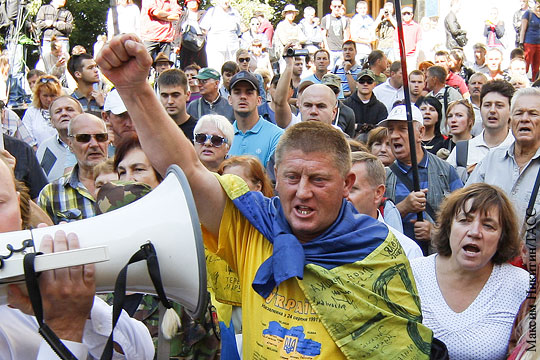 На митинги в центре Киева вышли больше тысячи человек