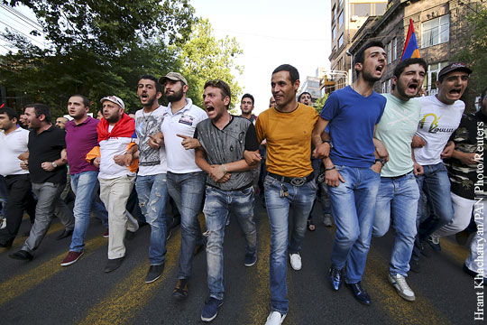 Число митингующих в центре Еревана выросло до 4 тыс. человек