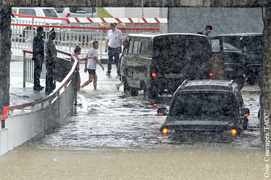 «Затопило аэропорт, под метр стояла вода»