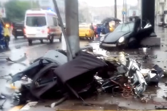 Porsche разорвало от удара о столб в центре Москвы