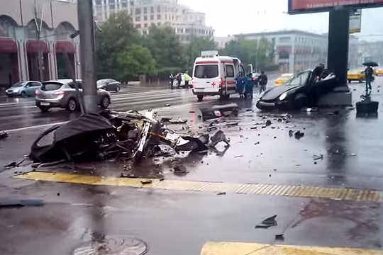 В разбившемся от удара в столб в Москве Porsche погибли сыновья экс-губернатора и бизнесмена