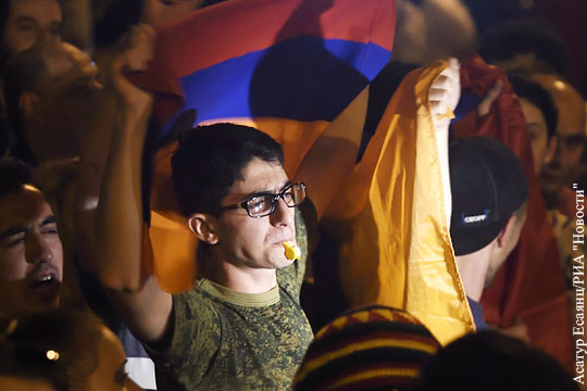 Демонстранты в Ереване вооружились деревянными дубинками