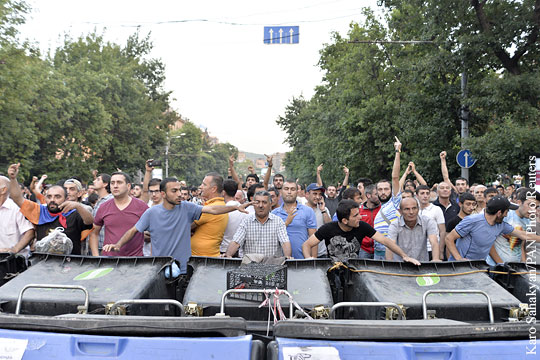 Полиция предприняла попытку убрать из центра Еревана баррикады из мусорных баков