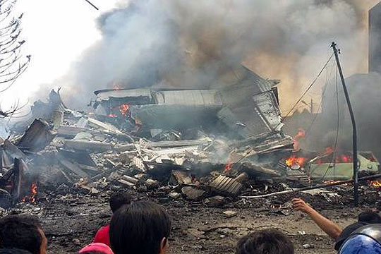 На жилые дома индонезийского города Медан упал военный самолет