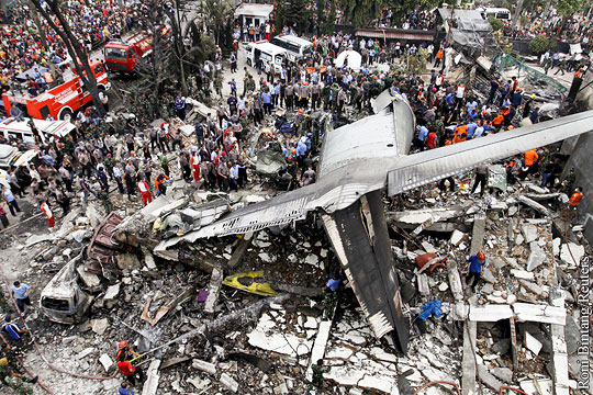 Американский самолет мог взорваться над Индонезией из-за старости