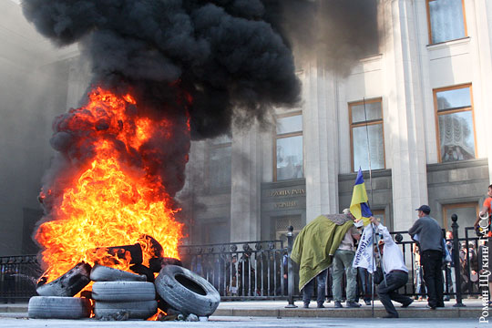 Участники митинга националистов в Киеве подожгли покрышки