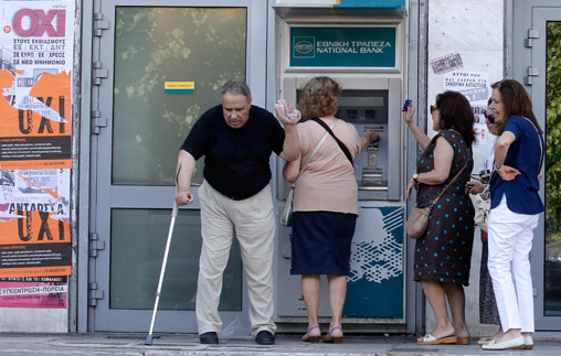 История плачущего греческого пенсионера тронула пользователей интернета