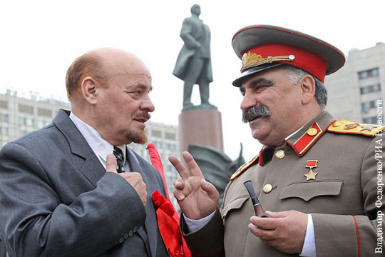 Двойник Сталина побил двойника Ленина в центре Москвы