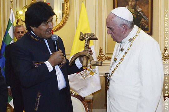 Папе Римскому в Боливии подарили распятие в виде серпа и молота