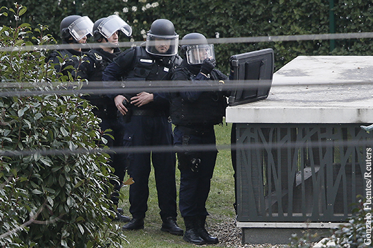 Спецназ освободил 18 заложников в ТЦ под Парижем