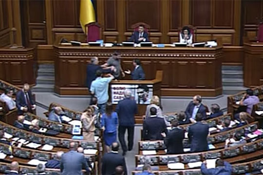 Депутаты Рады устроили потасовку из-за «Правого сектора»