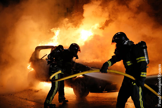 Хулиганы во Франции в День взятия Бастилии сожгли более 700 машин