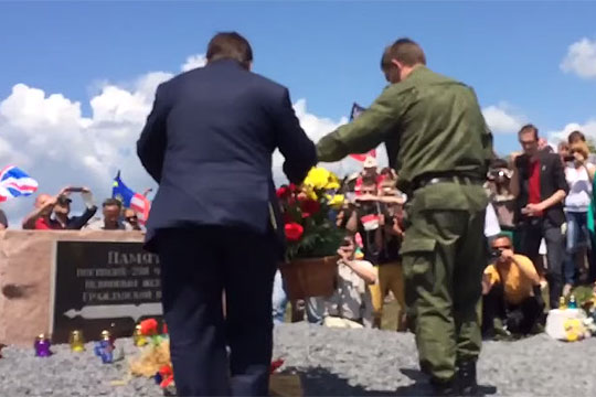 Захарченко возложил цветы к мемориалу в память о жертвах крушения Boeing