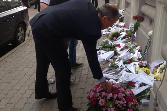 Лавров возложил цветы у посольства Нидерландов