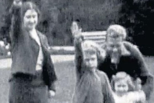 Утечка видео с «нацистским» приветствием разозлила королеву Британии