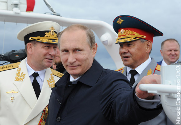 Путин на катере обошел строй боевых кораблей Балтийского флота