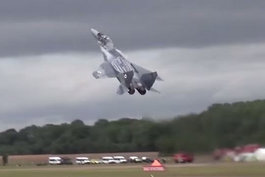 Экипаж МиГ-29 удивил зрителей авиашоу в Британии вертикальным взлетом