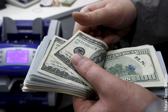 Доллар впервые с марта превысил 61 рубль