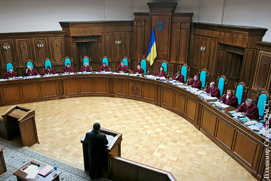 В КС Украины назвали предлагаемые изменения в конституцию «угрожающими унитарности» страны