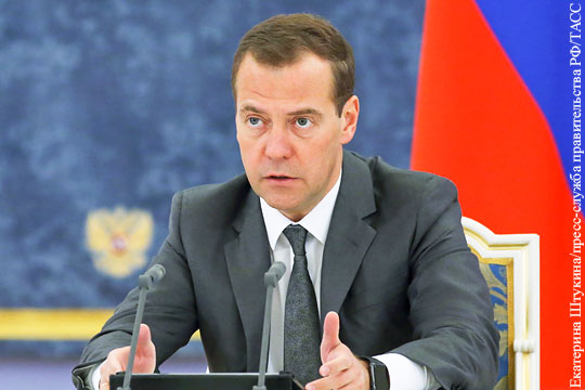 Медведев заявил о возможном ограничении торговых наценок на ряд товаров