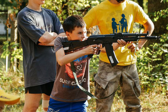 Британские СМИ: Бойцы «Азова» учили детей пользоваться оружием в лагере под Киевом
