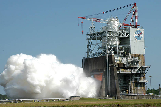НАСА испытало двигатель для новой сверхтяжелой ракеты SLS