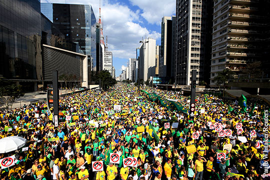 Сотни тысяч жителей Бразилии потребовали отставки президента