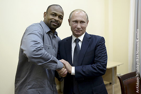 Киев объявил боксера Роя Джонса нарушителем границы после визита в Крым