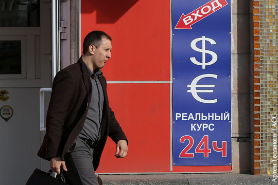 Рубль снизился до 71 к доллару и 81 к евро