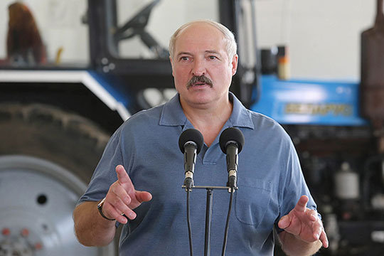 Лукашенко призвал сограждан носить белорусские штаны