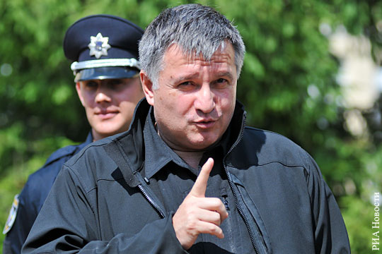 Аваков обвинил партию Тягнибока в столкновениях у Рады