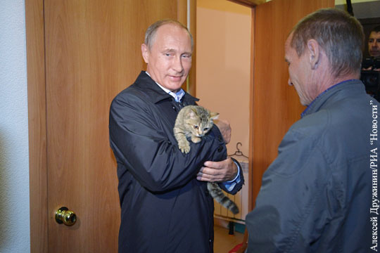 Путин в Хакасии сфотографировался с кошкой на руках