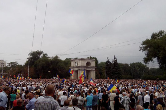 На массовом антиправительственном митинге в Кишиневе возникли потасовки с полицией