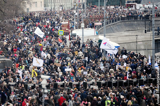 Кризис привел к падению протестных настроений в России