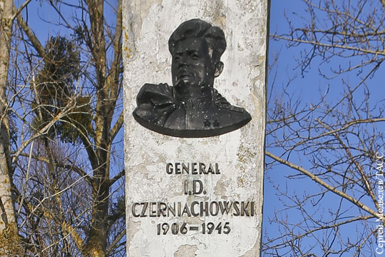 Польша приступила к демонтажу памятника генералу Черняховскому